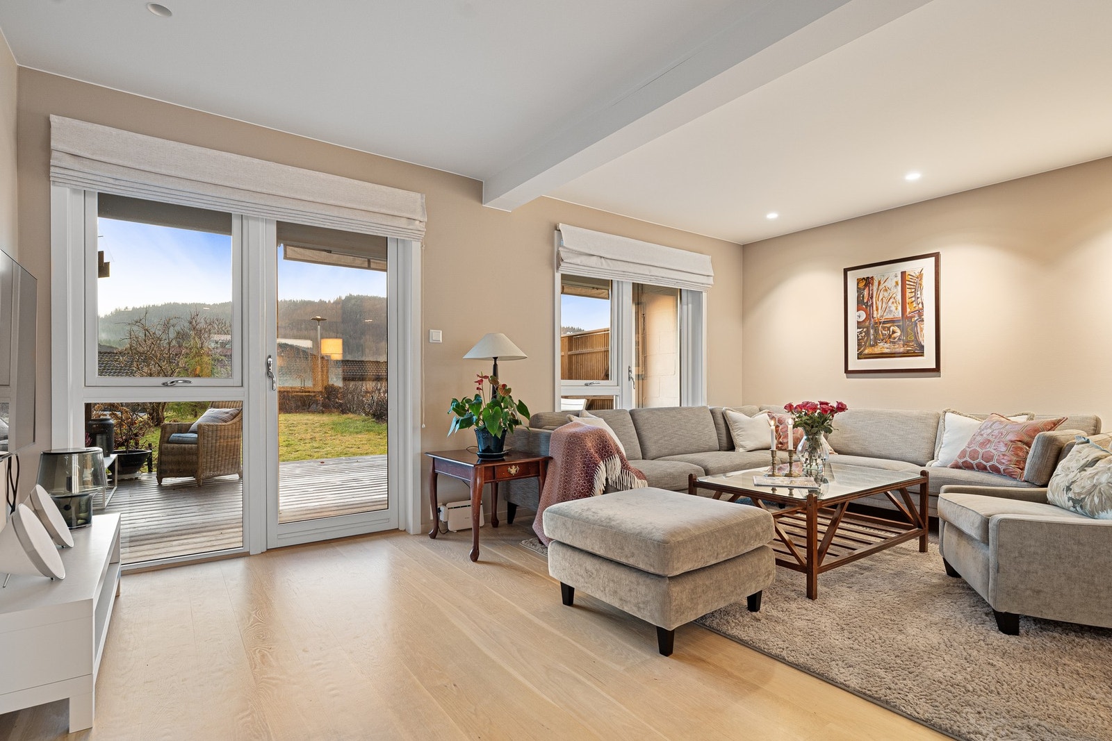 Stuen gir tilgang på terrasseområdet og hagen Galleribilde