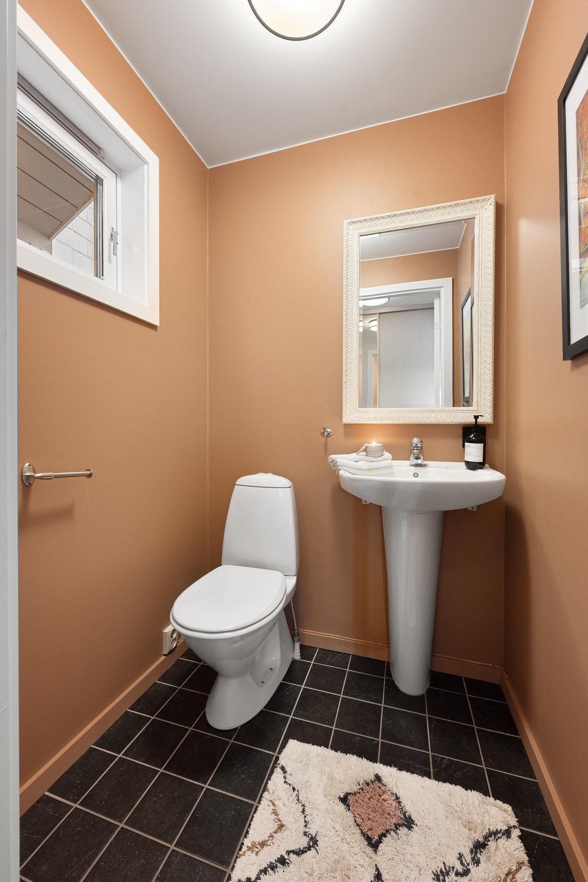 Praktisk toalettrom i 1. etasje Galleribilde