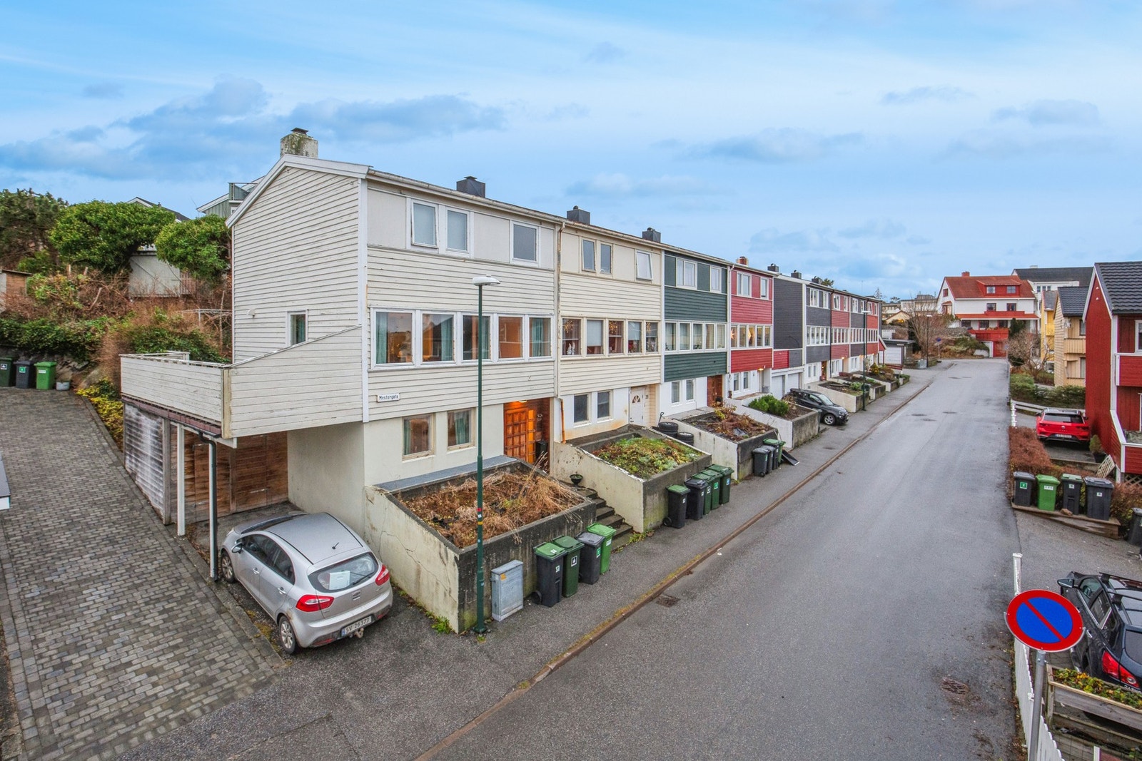 Sentrumsnært enderekkehus m/carport og store terrasseareal Galleribilde