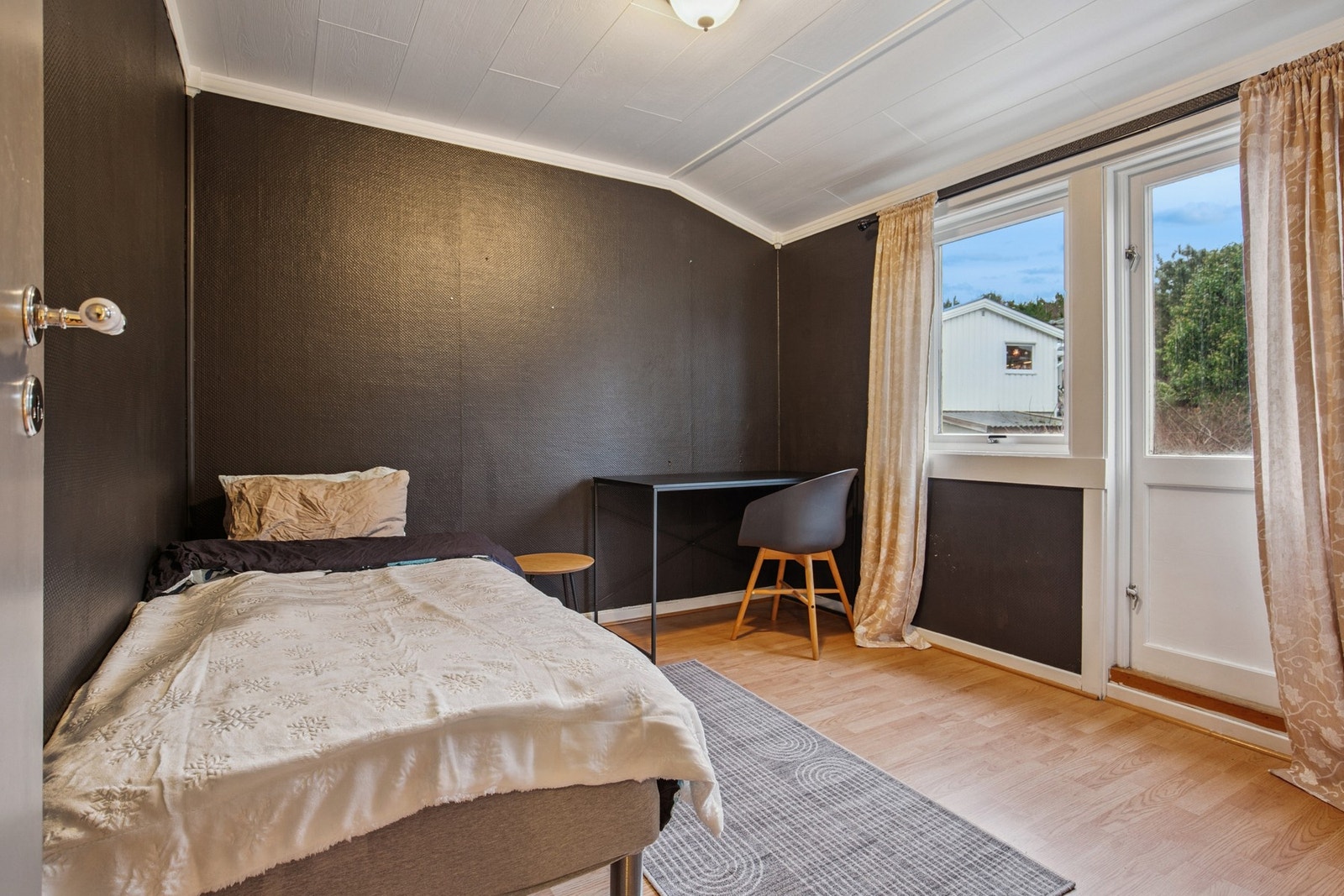 Soverom med utgang til balkong mot syd Galleribilde