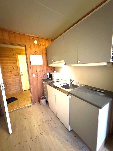 Velkommen til FJERDINGBY- Hybel med sovealkove, hybelkjøkken og bad med dusjkabinett. P-plass. Utsikt. Galleribilde