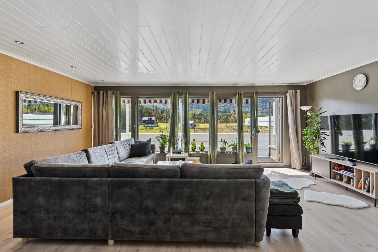 Toppleilighet som jevnlig har blitt oppgradert. Stuen ble pusset opp ca. 2014 Galleribilde