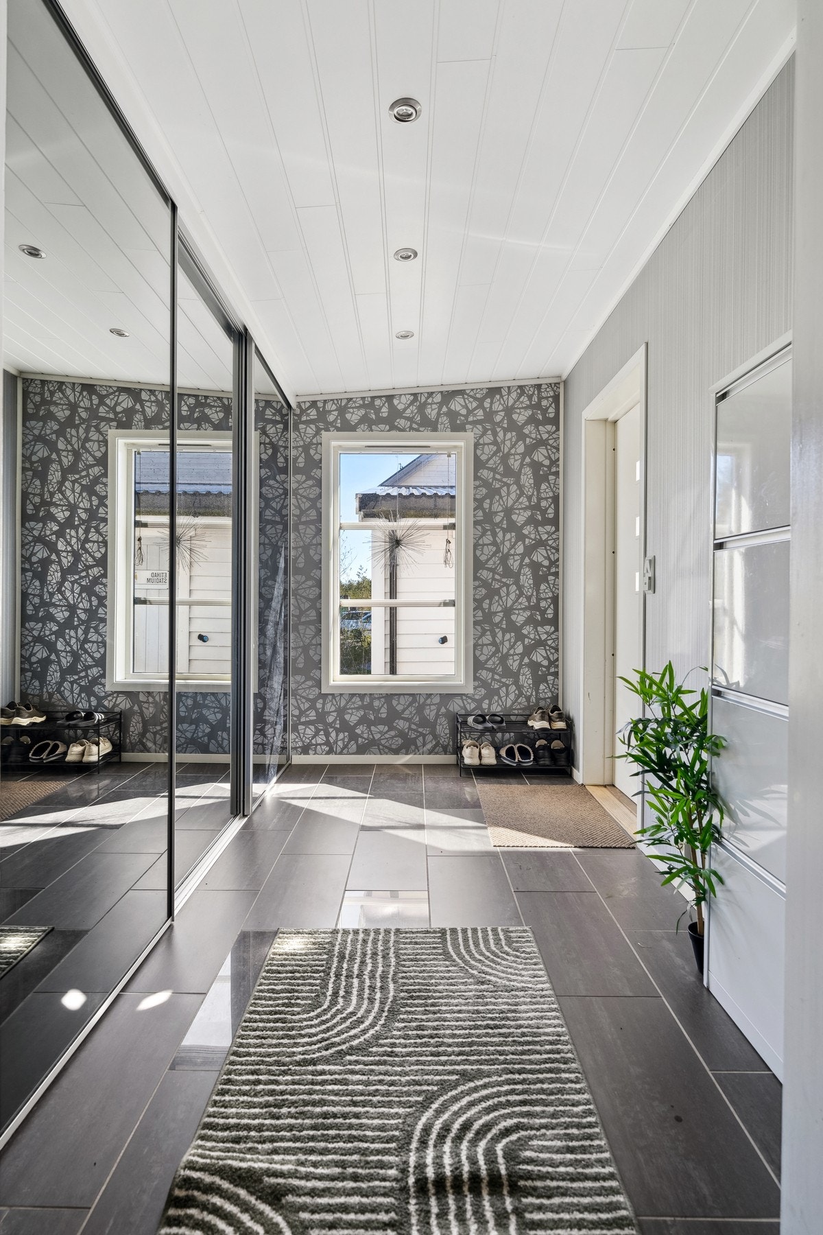 Entré med stor skyvedørsgarderobe Galleribilde