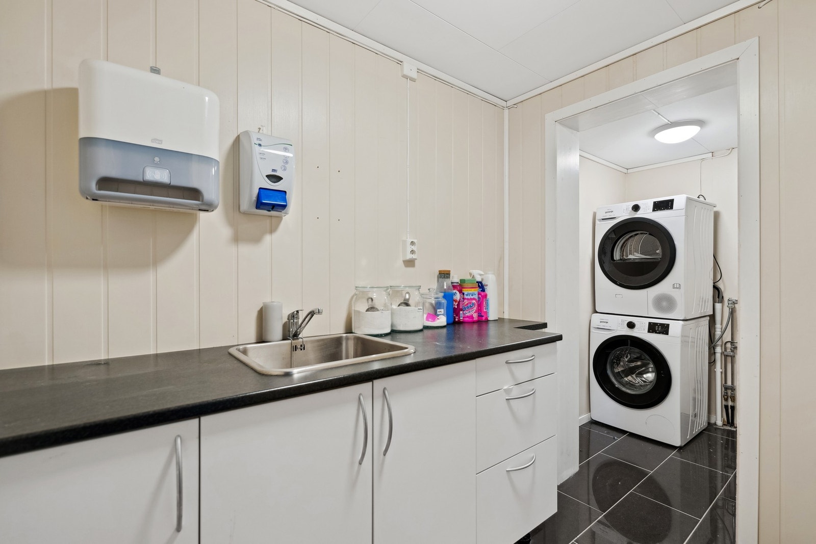 Vaskerommet ble pusset opp ca. 2015 og har flis på gulv med varmekabler Galleribilde