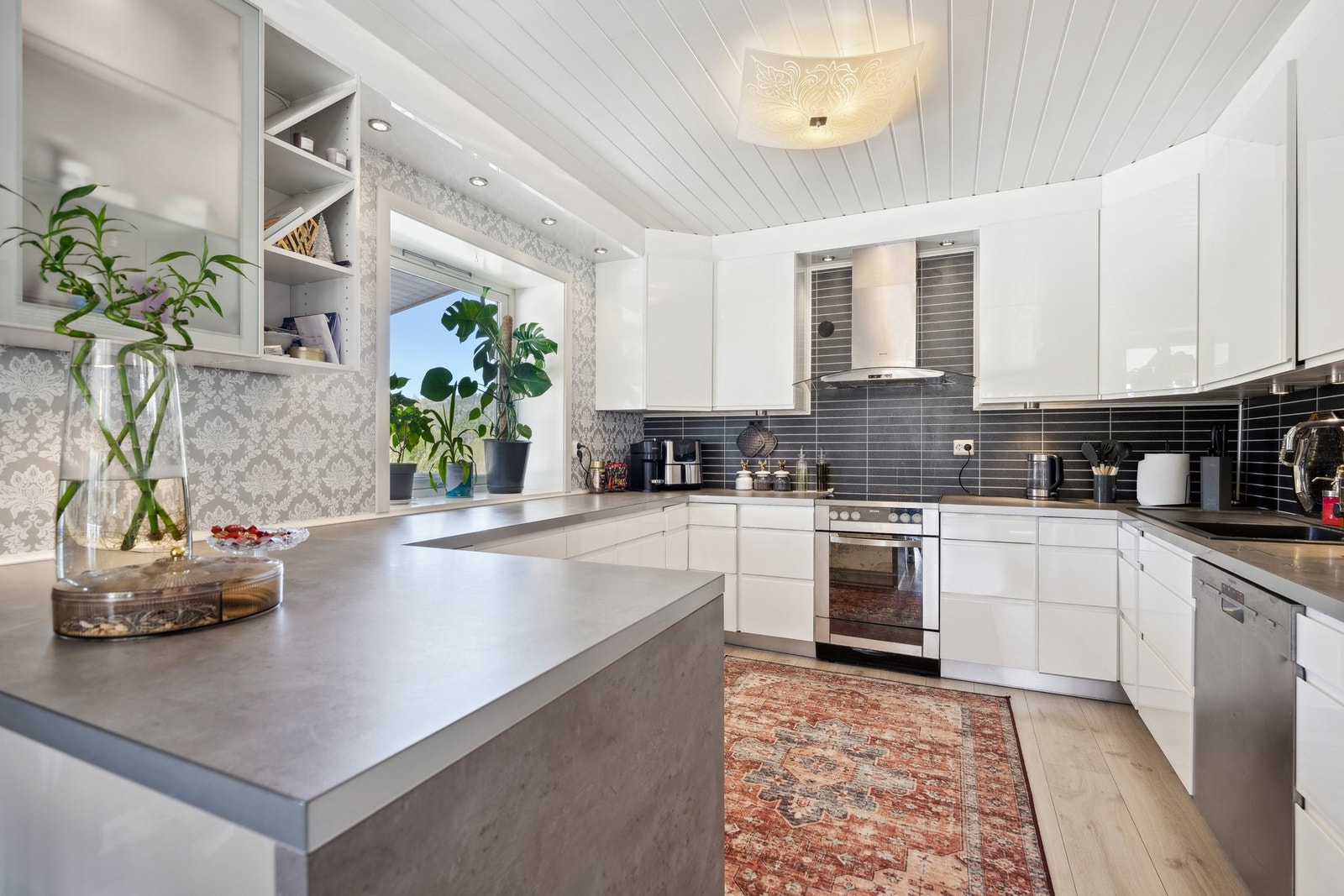 Kjøkkenet ble pusset opp i 2010 og innredning er fra Aubo Galleribilde