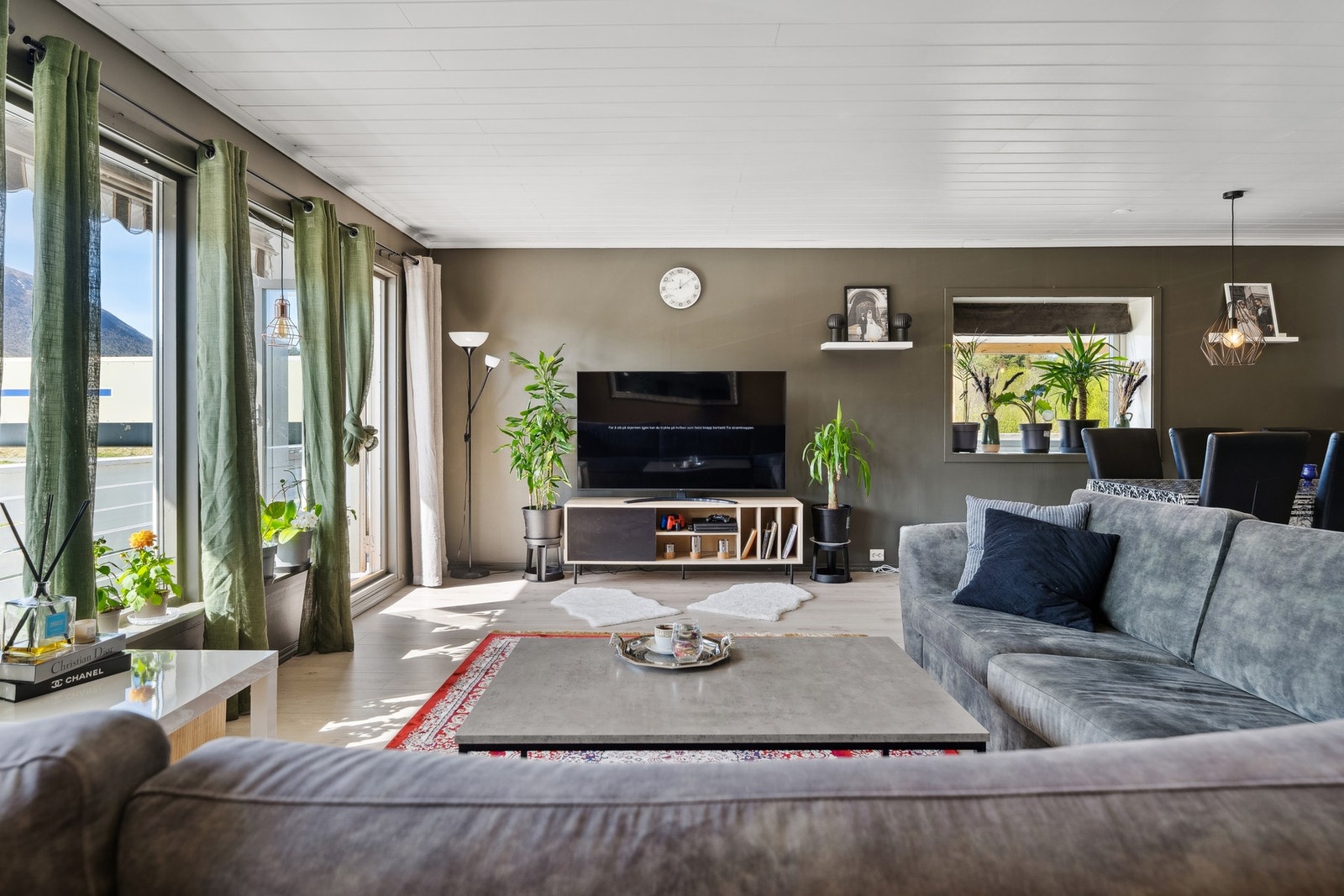 Fra stue er det utgang til balkong og stor terrasse Galleribilde