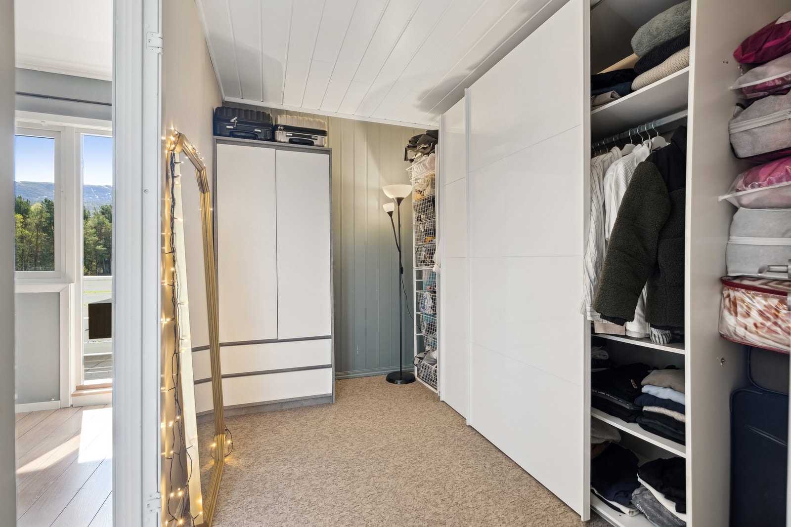 Garderobe-rom tilknyttet kontoret Galleribilde