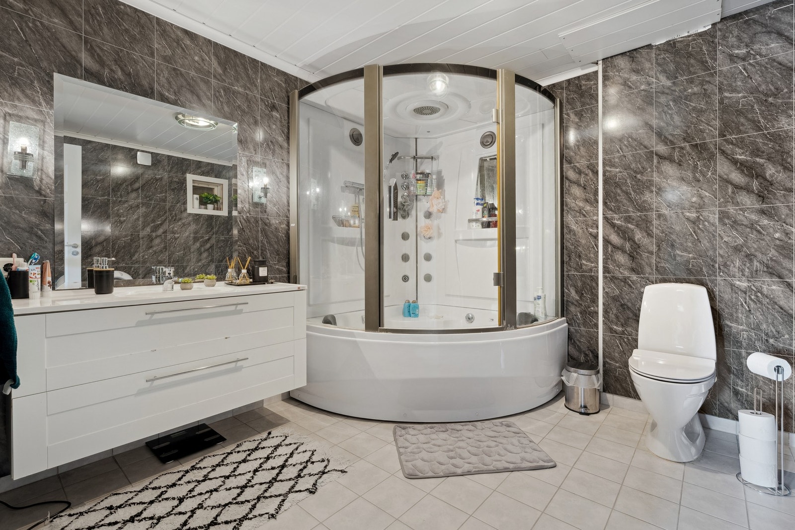 Bad med flis med varmekabler på gulv Galleribilde