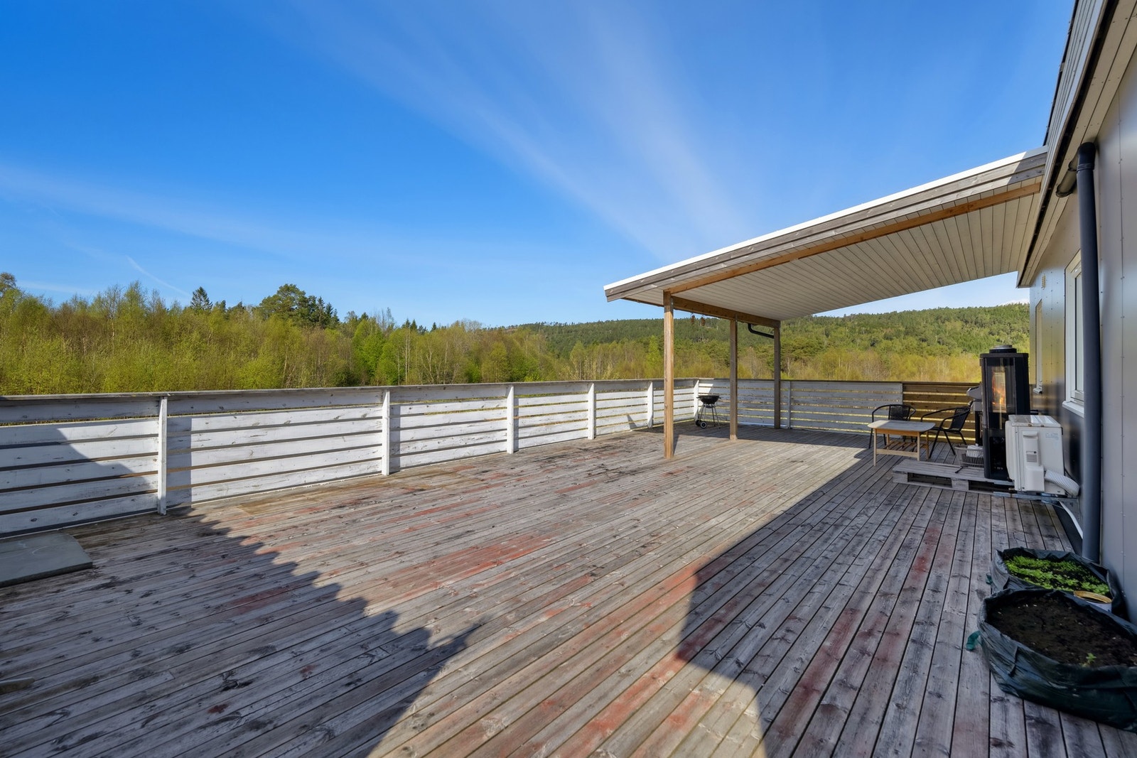 Terrasse mot vest på hele 68 m2. Meget skjermet takterrasse med gode solforhold. Pergola satt opp ca. 2015 Galleribilde