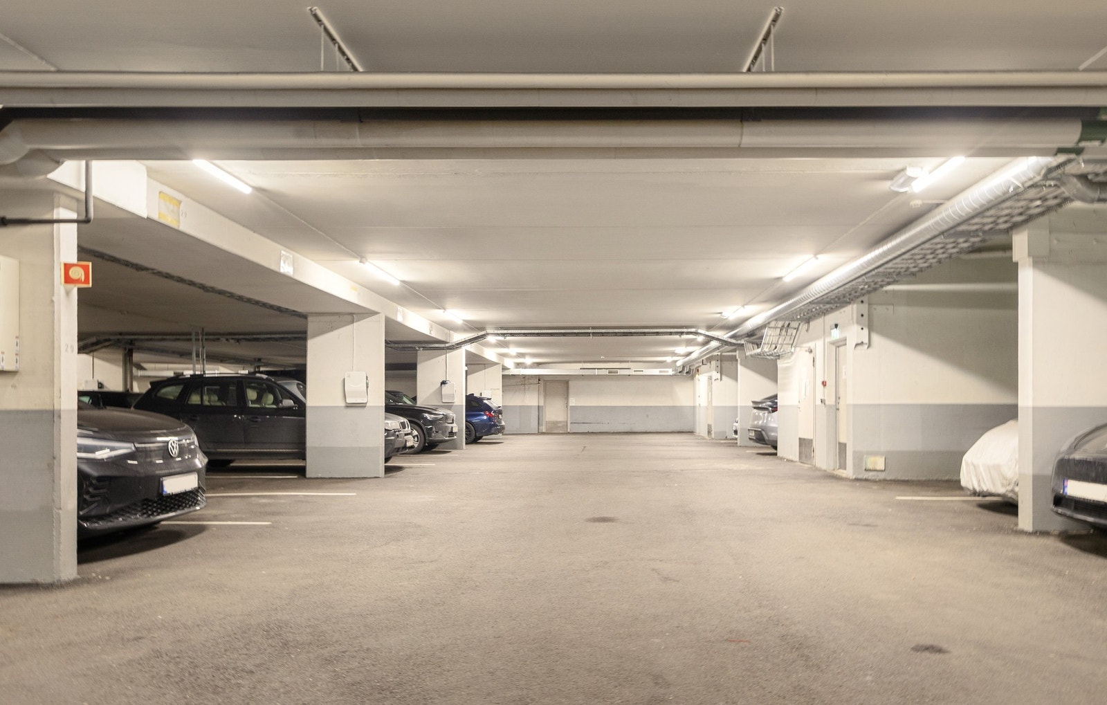 Parkeringskjeller med mulighet for kjøp eller leie av plass. Se pkt. "parkering" i salgsoppgaven for mer informasjon. Galleribilde