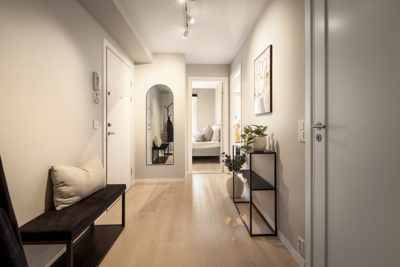 Via mellomgange/entré tar man seg inn til leilighetens to soverom og bad. Galleribilde