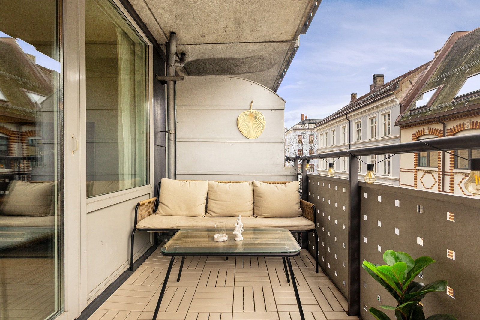 Balkongen er på ca. 6 m2 med sol fra ca. 9 - 16/17 på sommerstid. Galleribilde