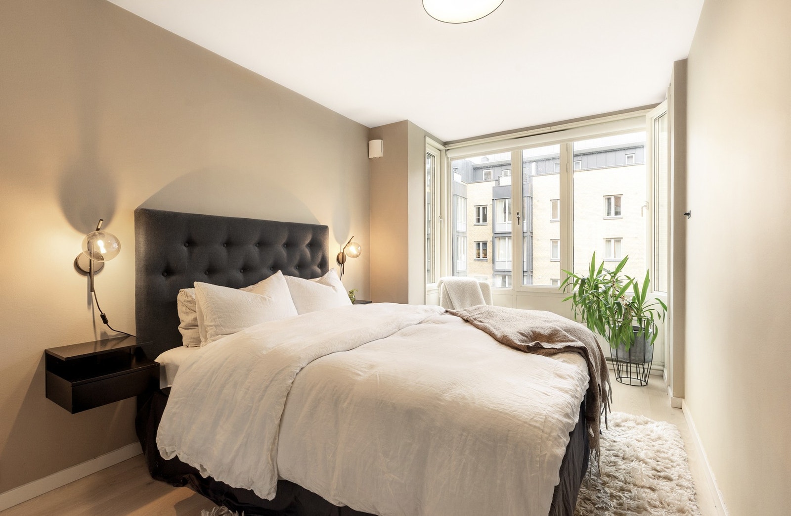 Soverom I - leilighetens hovedsoverom. Rommet er av god størrelse, med et karnapp som kan innredes til en egen sone. Begge av soverommene har vindu som vender ut mot bakgård. Galleribilde