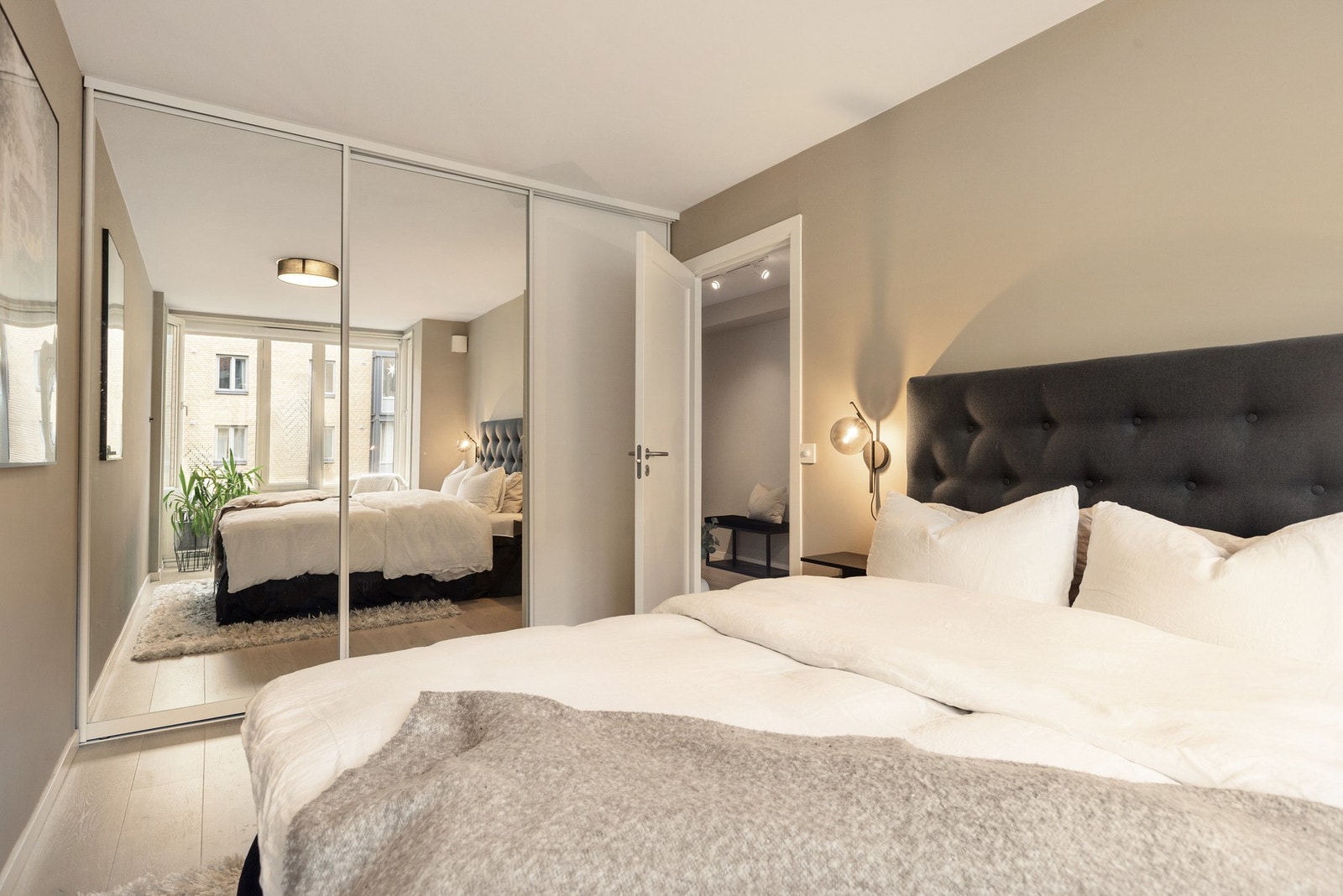 Gode oppbevaringsmuligheter for klær og øvrig i rommets skyvedørsgarderobe, satt inn i 2024. Galleribilde