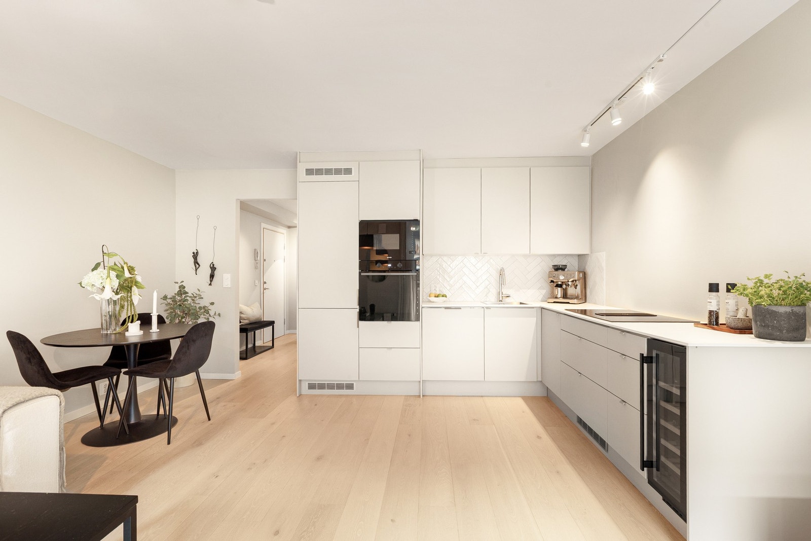 Den åpne løsningen mellom stue og kjøkken gir et stort sosialt rom. Varmtvann, fyring og internett inkl. i felleskostnadene. Galleribilde