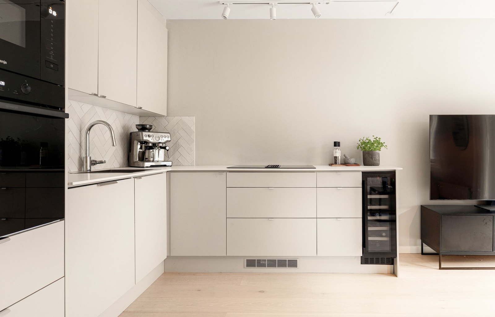 Det er satt inn ny kjøkkeninnredning ifm. oppussingen i 2024, og det elektriske ble også oppgradert i den forbindelse. Galleribilde