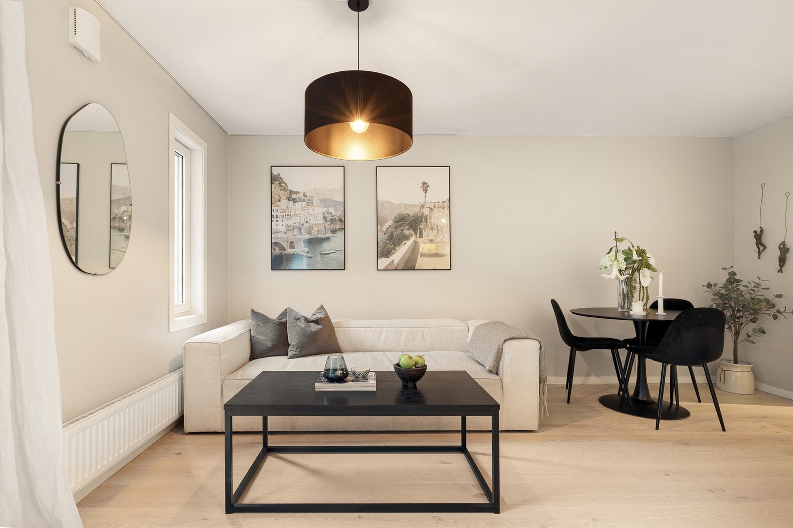 Leiligheten har en god og gjennomgående planløsning, og en moderne standard med lysmalte overflater og enstavs parkett i gulv. Galleribilde