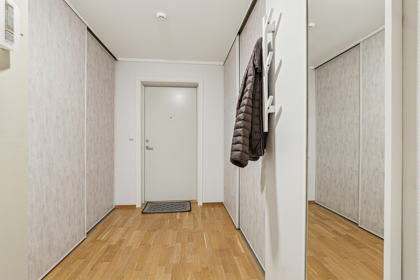 I gangen er det skyvedørsgarderobe på begge sider med uvurderlig garderobe- og oppbevaringsplass! Galleribilde