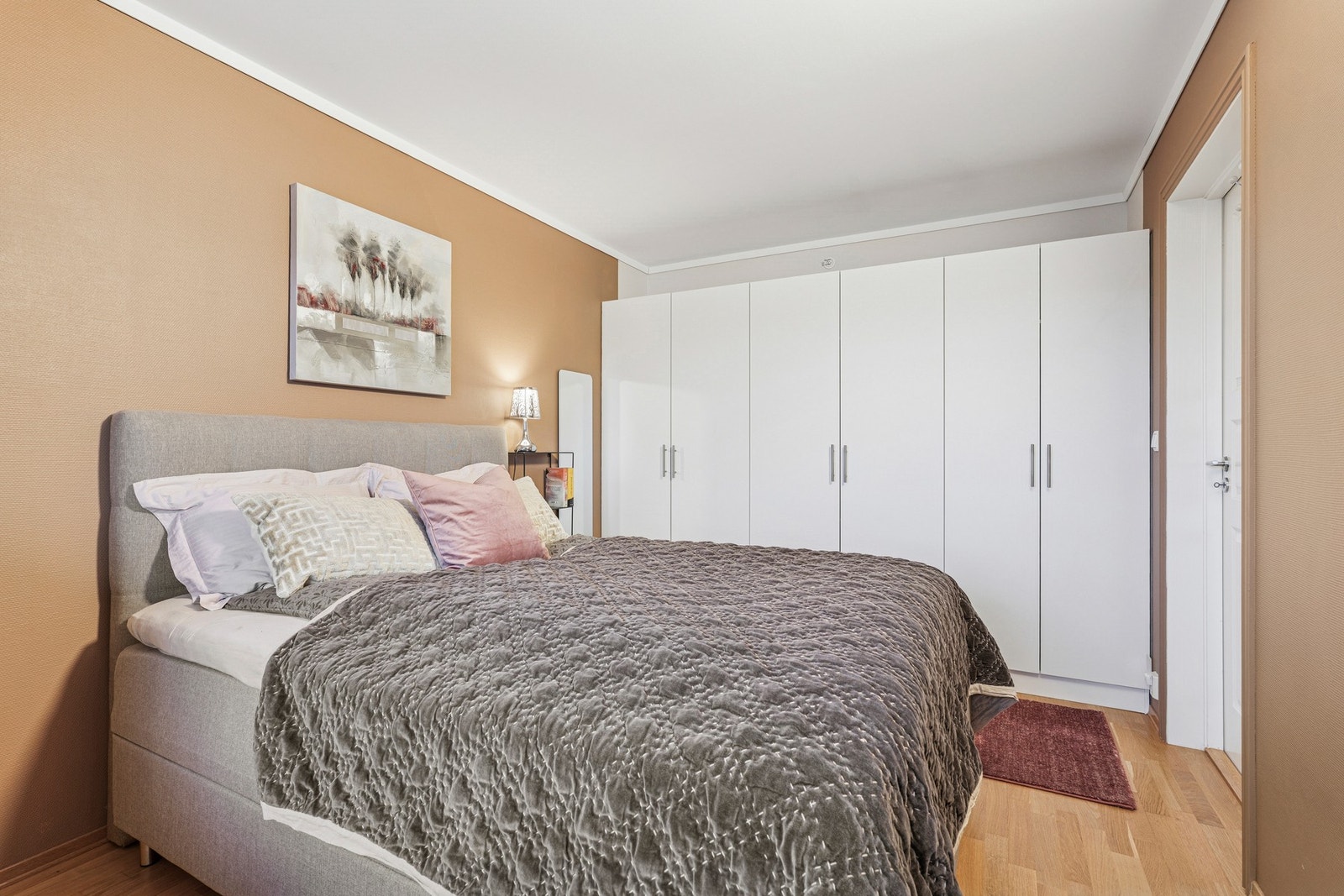 Stor garderobeløsning langs hele den ene veggen. Galleribilde