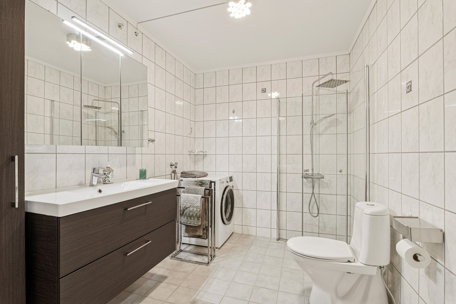 Badeværelset er romslig. Det er flislagt og har varme i gulv. Galleribilde