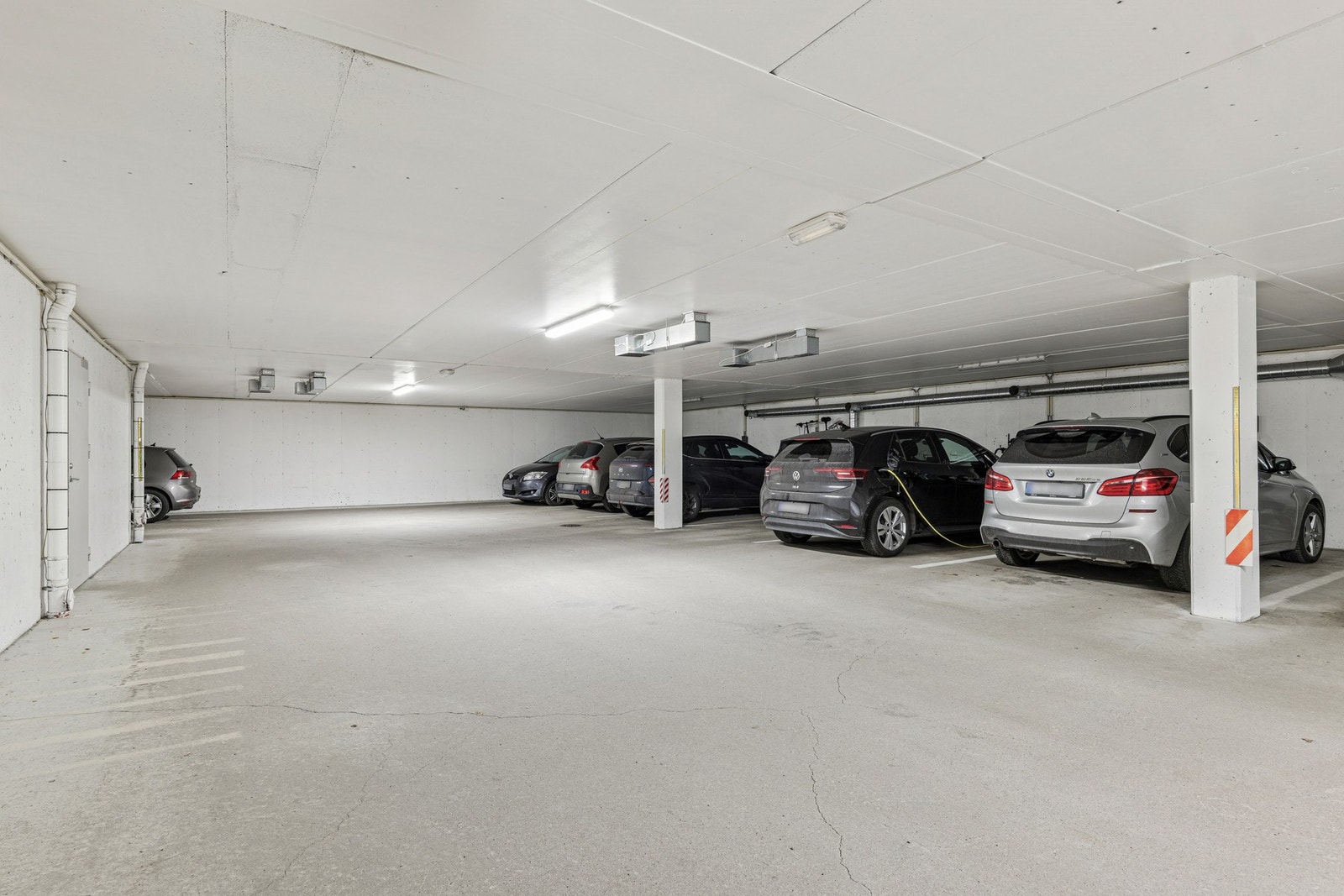 Tilhørende biloppstillingsplass med el- bil lader. Du kan ta heisen rett ned til garasjen. Galleribilde