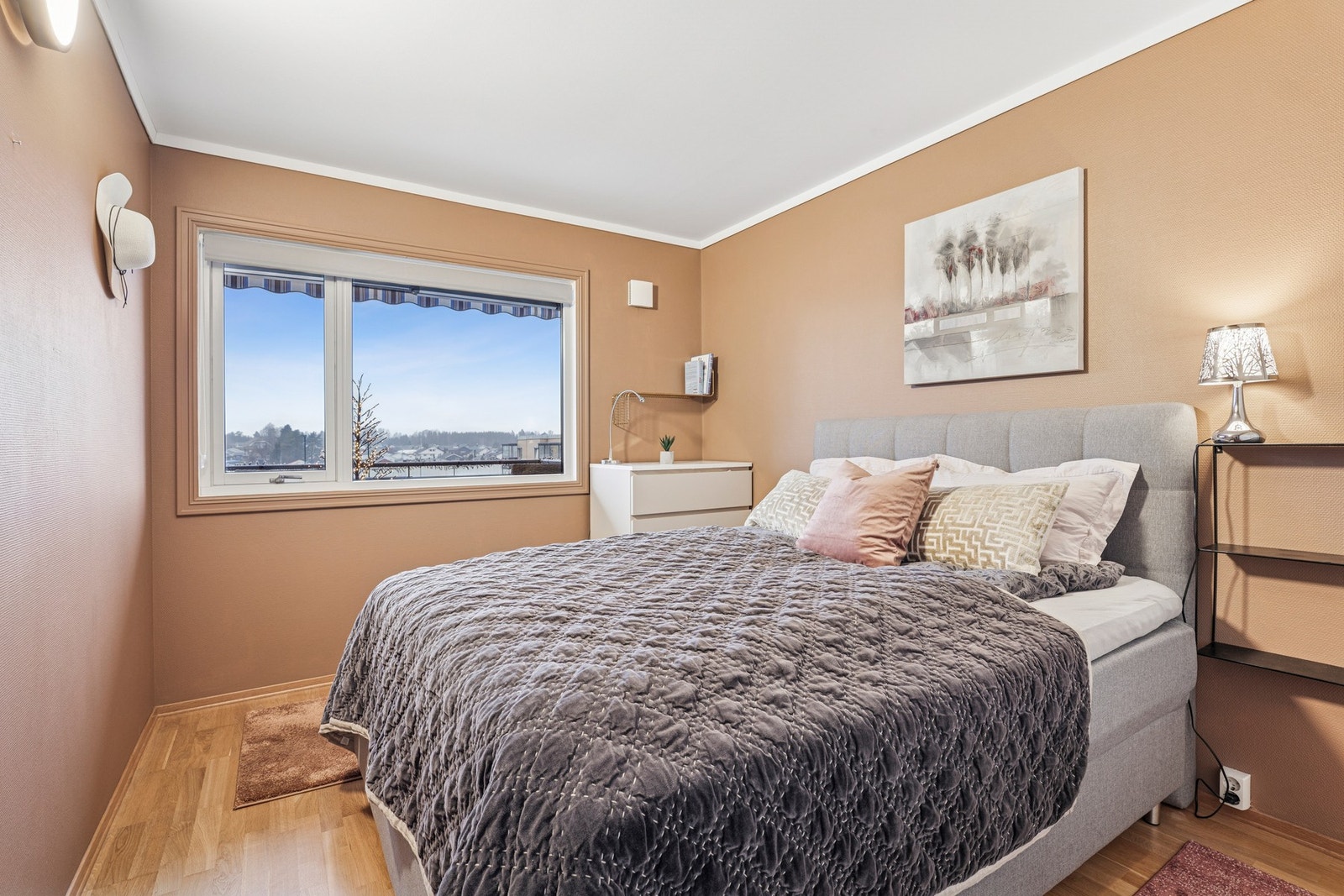 Romslig soverom. Galleribilde