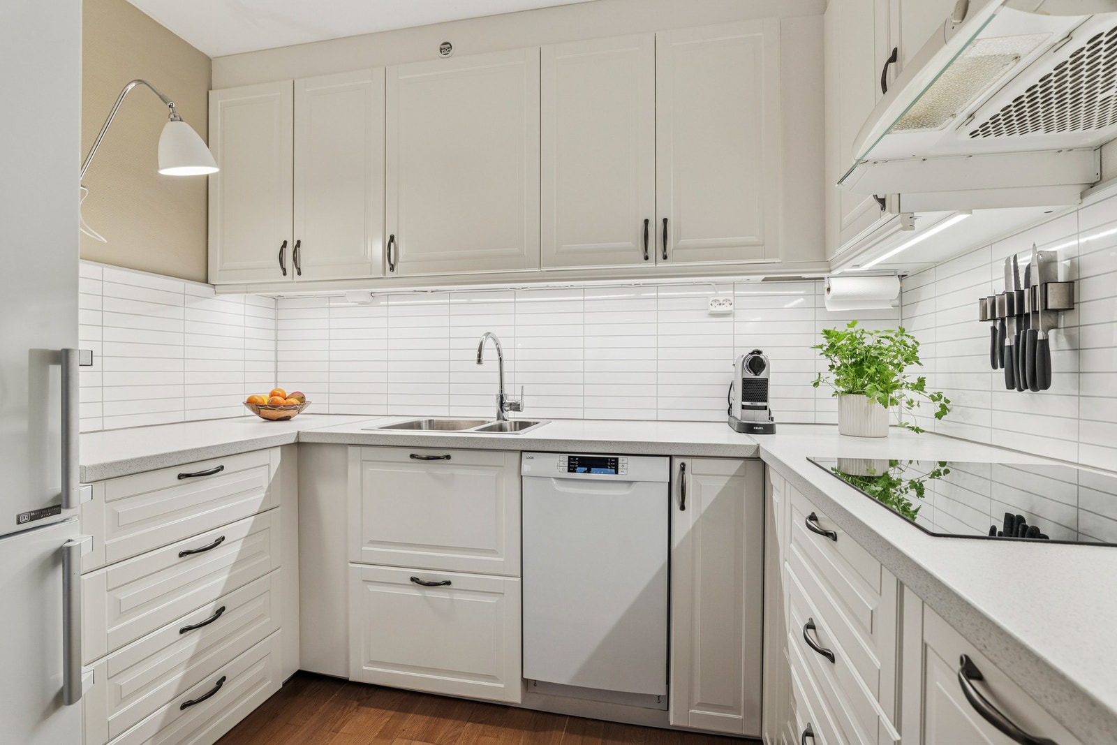 Det er rikelig skap- og benkeplass. God plass til oppbevaring! Galleribilde