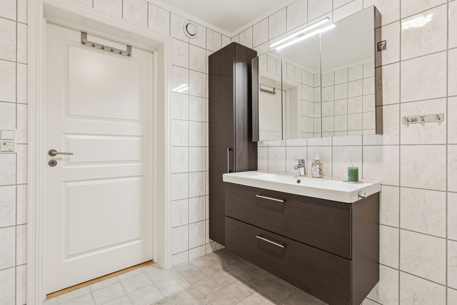 Lekker baderomsinnredning med rikelig oppbevaringsplass. Galleribilde