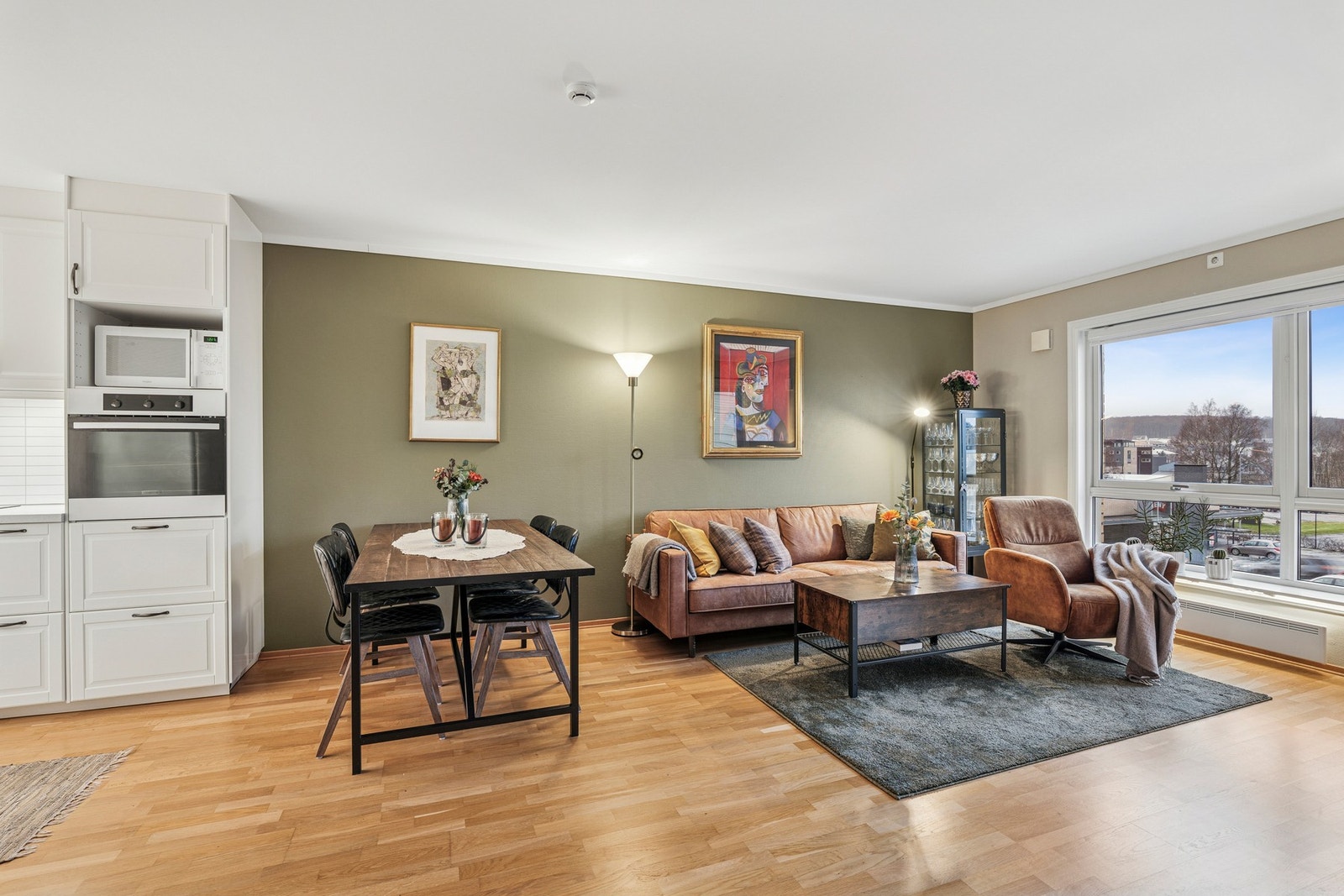 Praktisk planløsning med plass til både salong og spisebord i stuen. Galleribilde