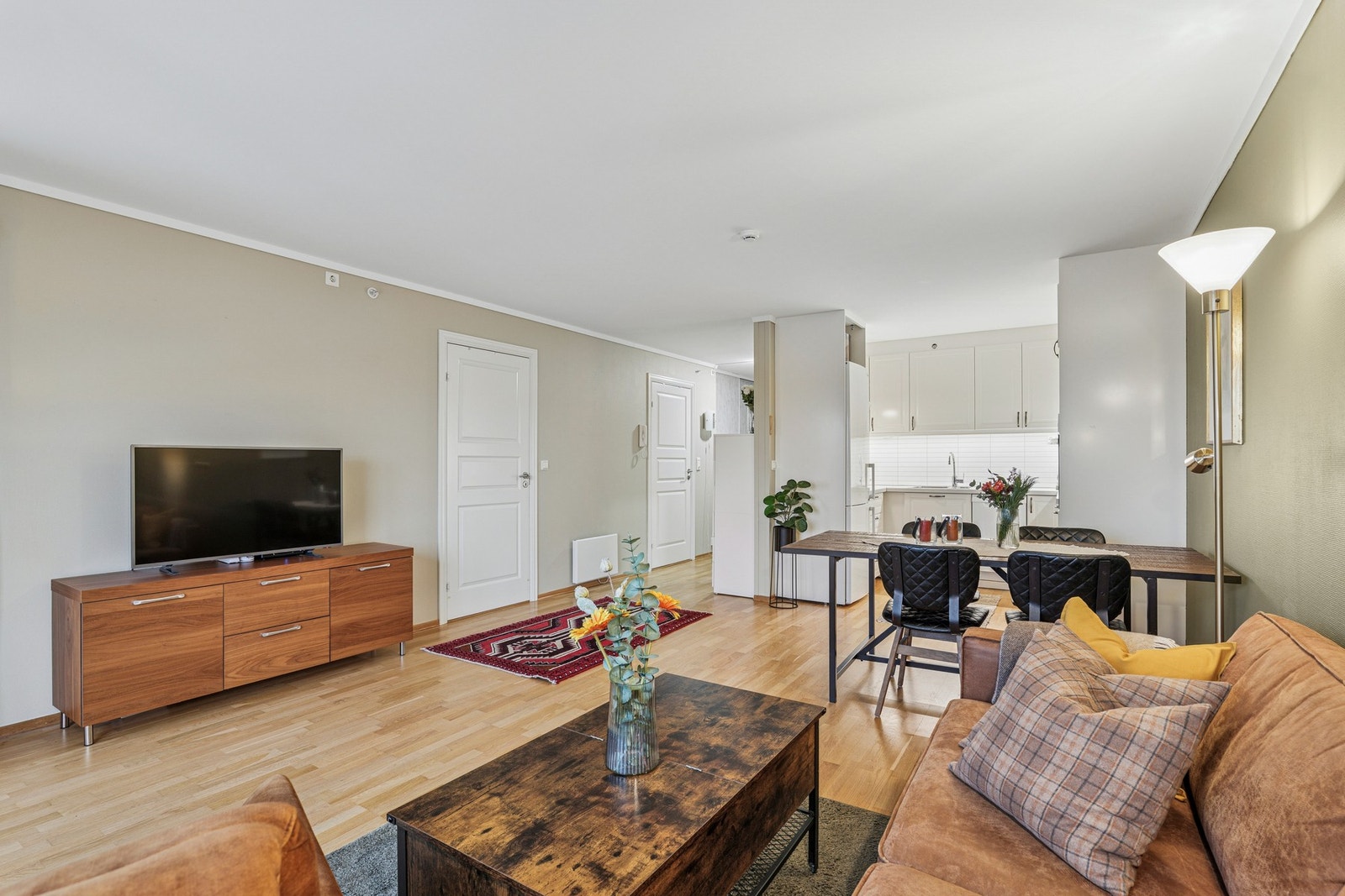 Den åpne løsningen mellom kjøkken og stue, gjør leiligheten lys og plasseffektiv. Galleribilde