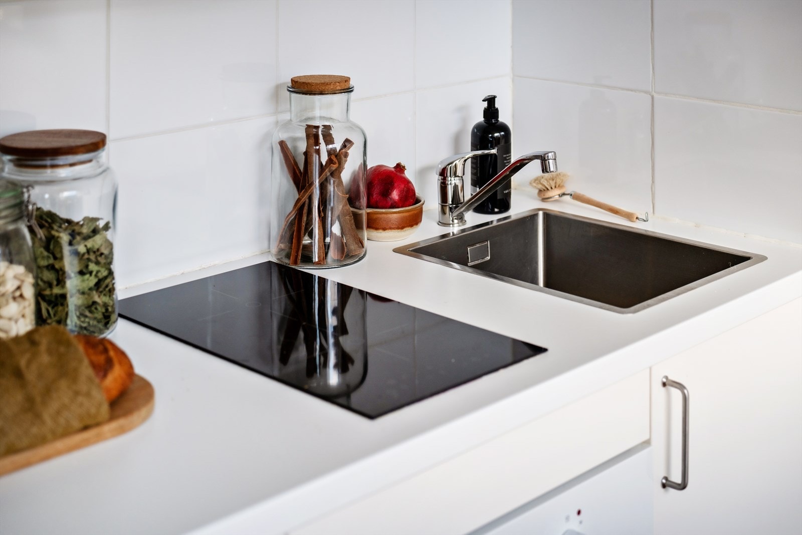 Stekeovn og koketopp er integrert i innredningen, og det er et frittstående kjøleskap Galleribilde