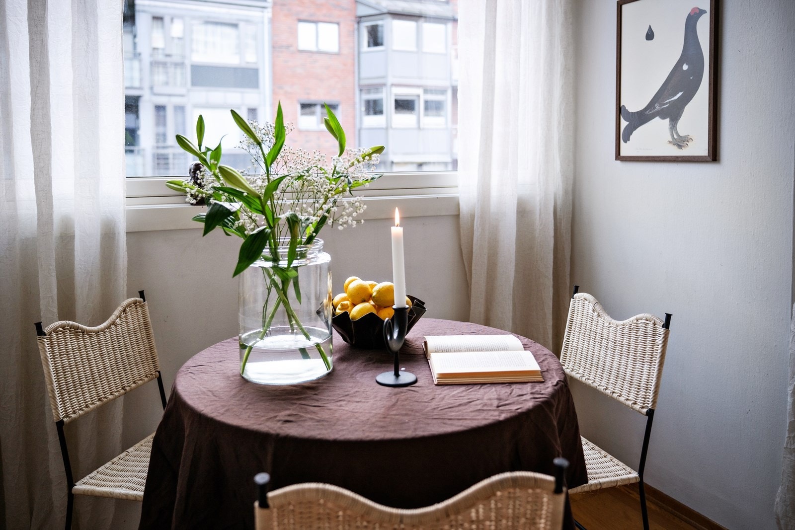 På kjøkkenet er det god plass til spisebord, perfekt for sosiale sammenkomster Galleribilde