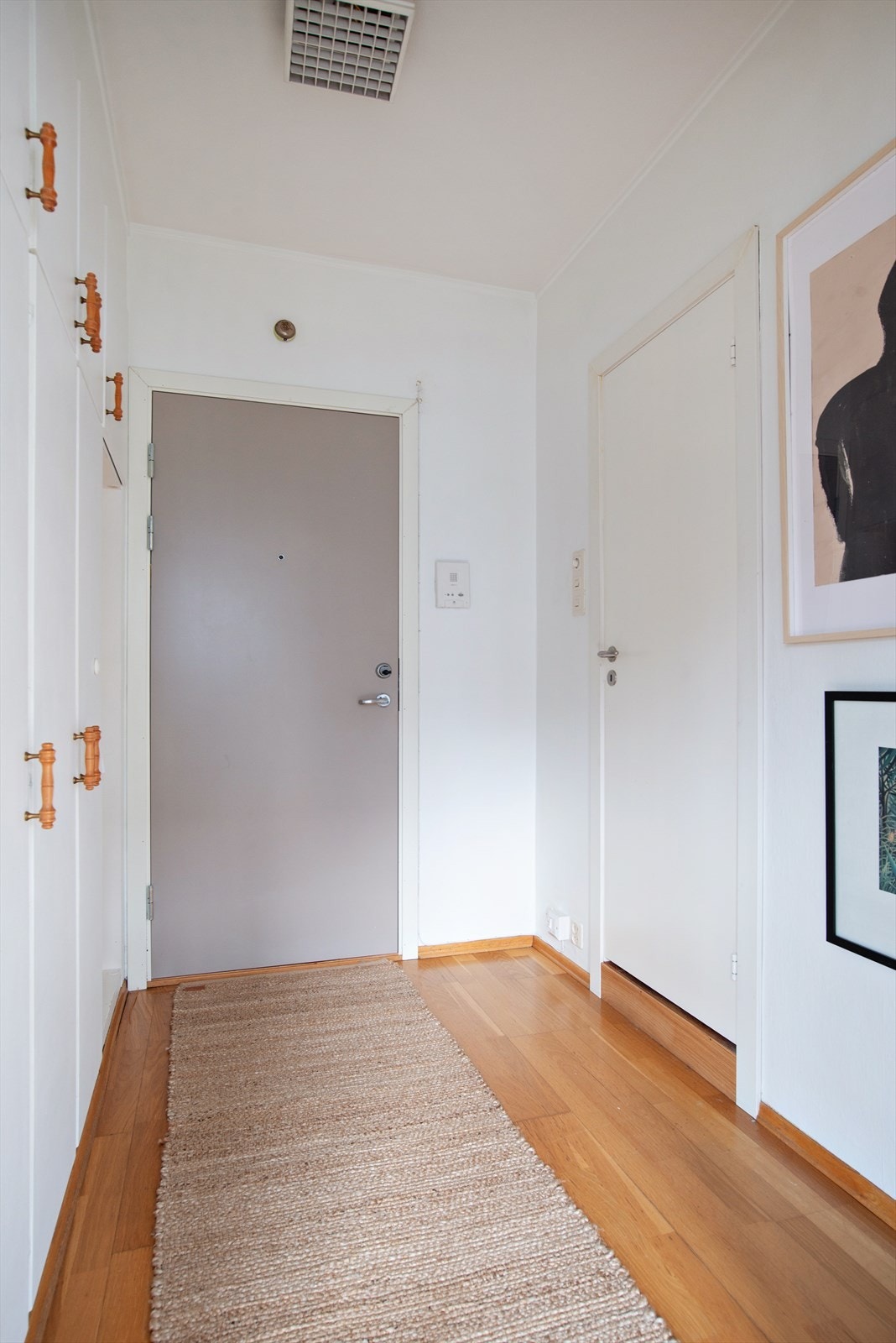 Entré med rikelig oppbevaringsmuligheter Galleribilde