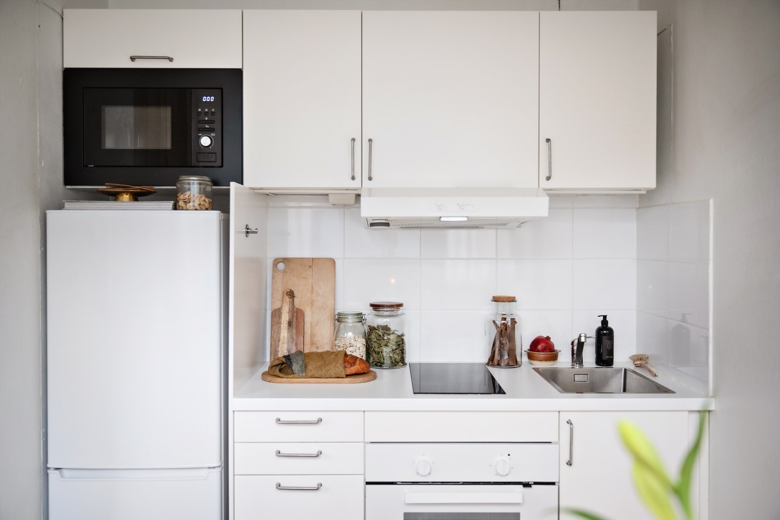 Kjøkkenet har kjøkkenvifte med kullfilter Galleribilde