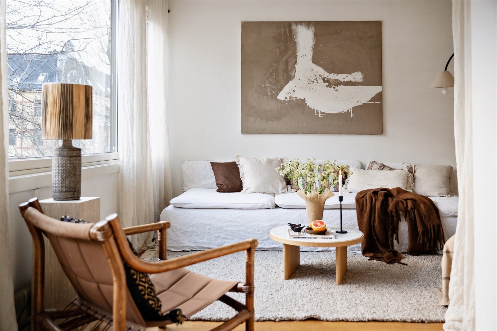 Leiligheten har store vindusflater og hyggelig utsyn mot Jacob Aallsgate Galleribilde