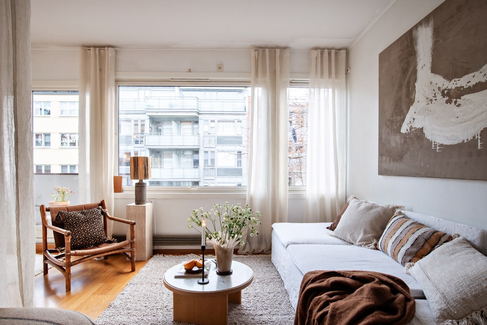 Store vindusflater som slipper inn rikelig med dagslys Galleribilde