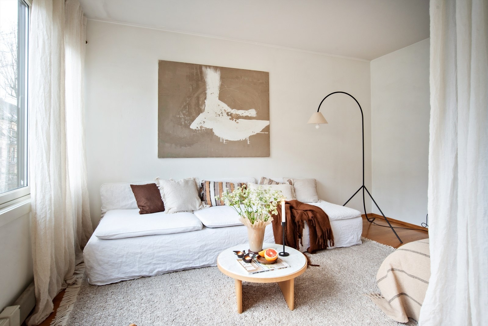 Stor stue med god plass til sofagruppe Galleribilde