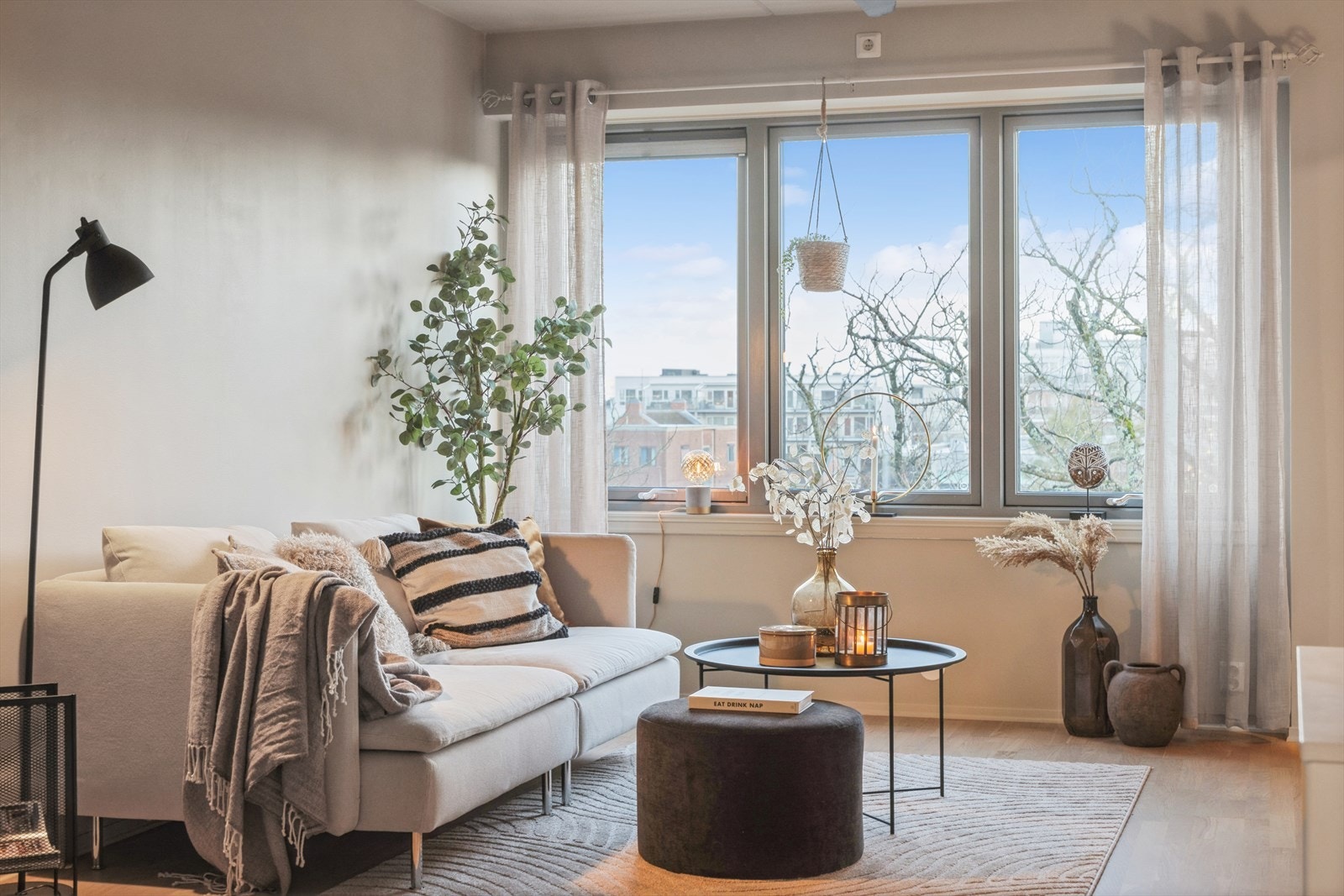 Stue uten innsyn og hyggelig utsikt til torvet. Galleribilde