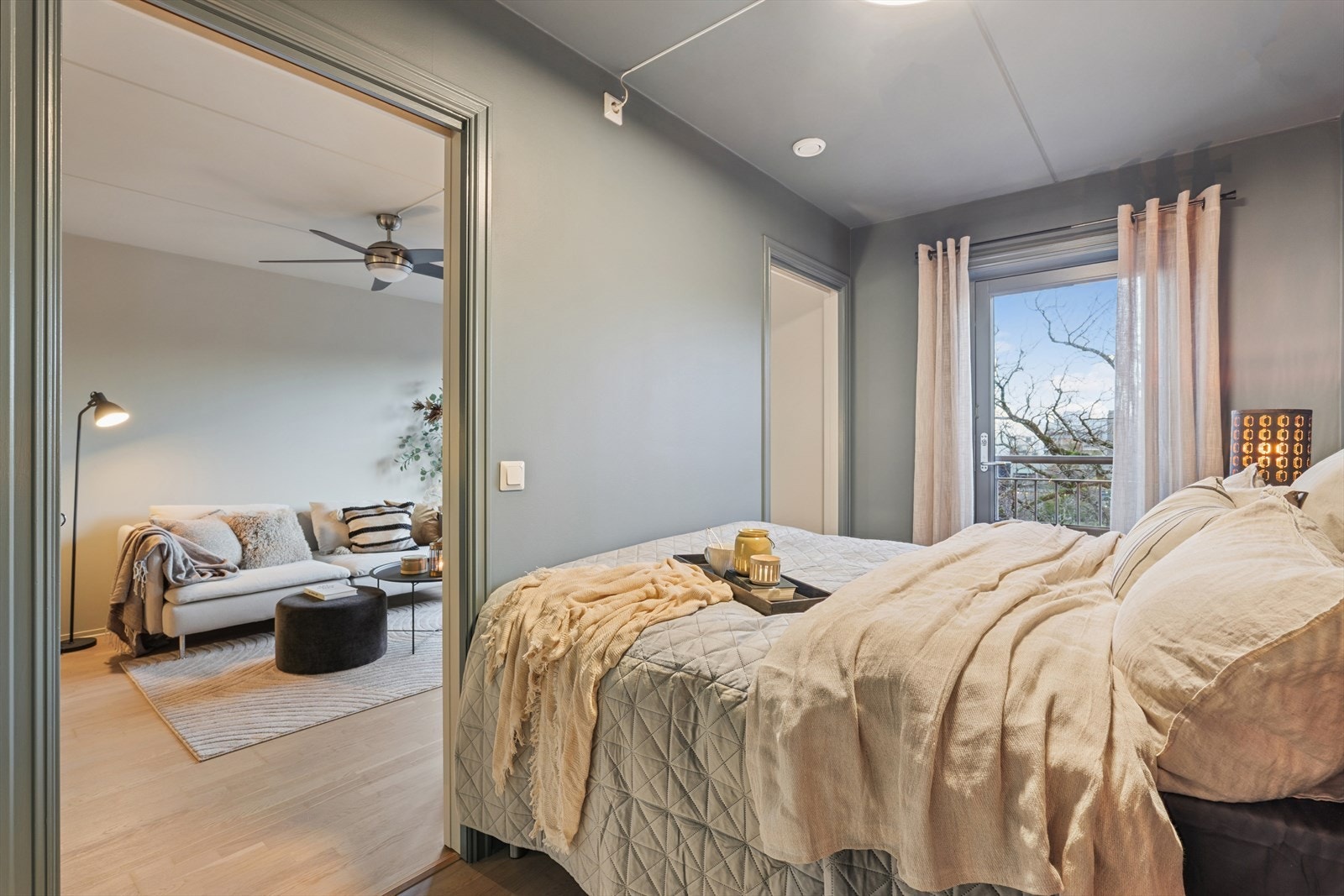 Smart soveromsløsning med skyvedører inn på hver side av rommet. Galleribilde