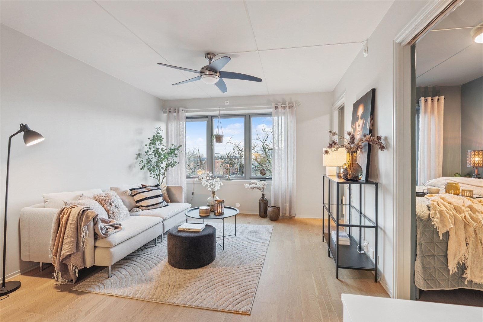 Stue med nymalt overflater og nyslipt parkettgulv. Galleribilde