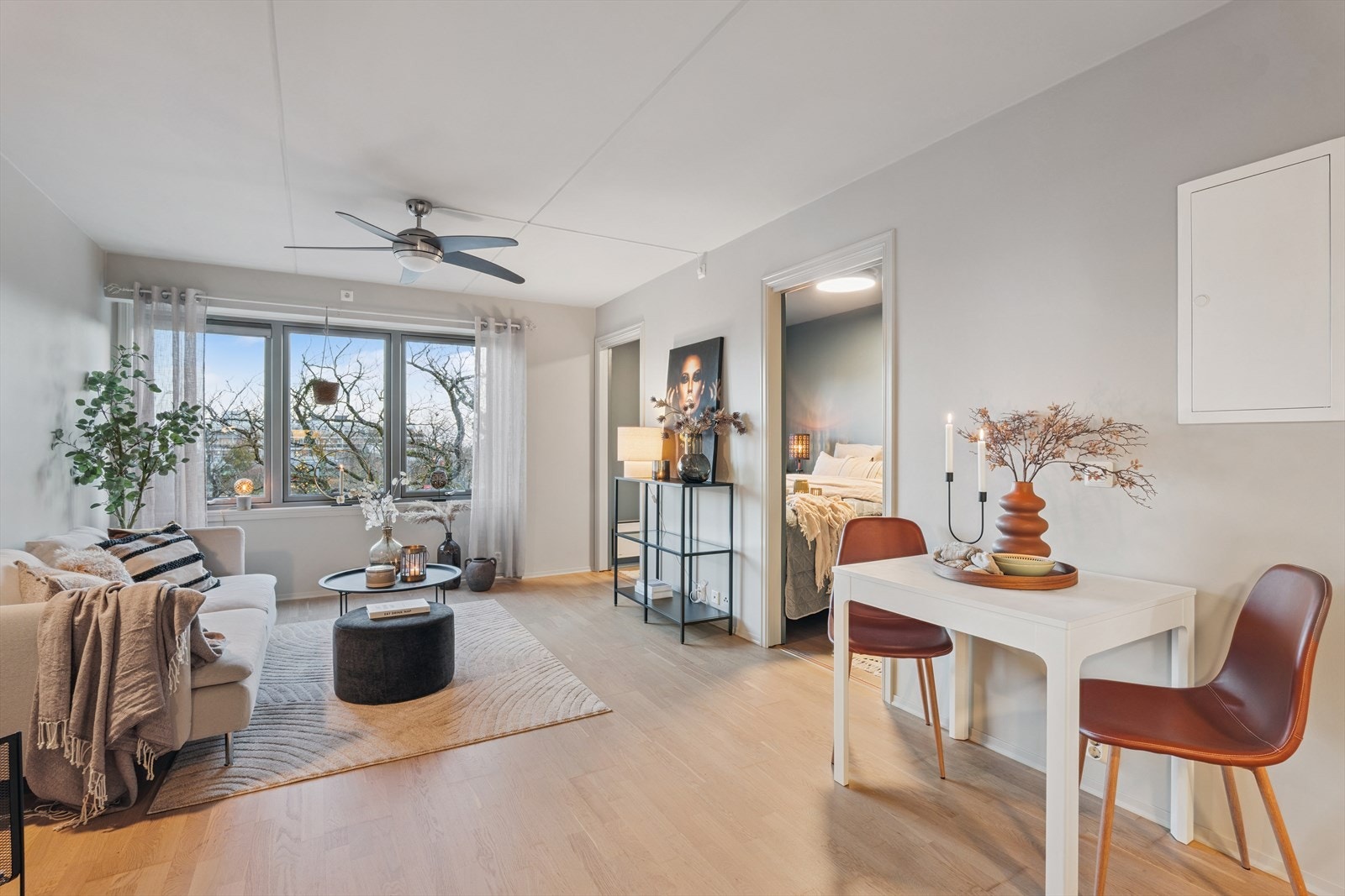 Stilren og oppusset stue i 2025. Galleribilde