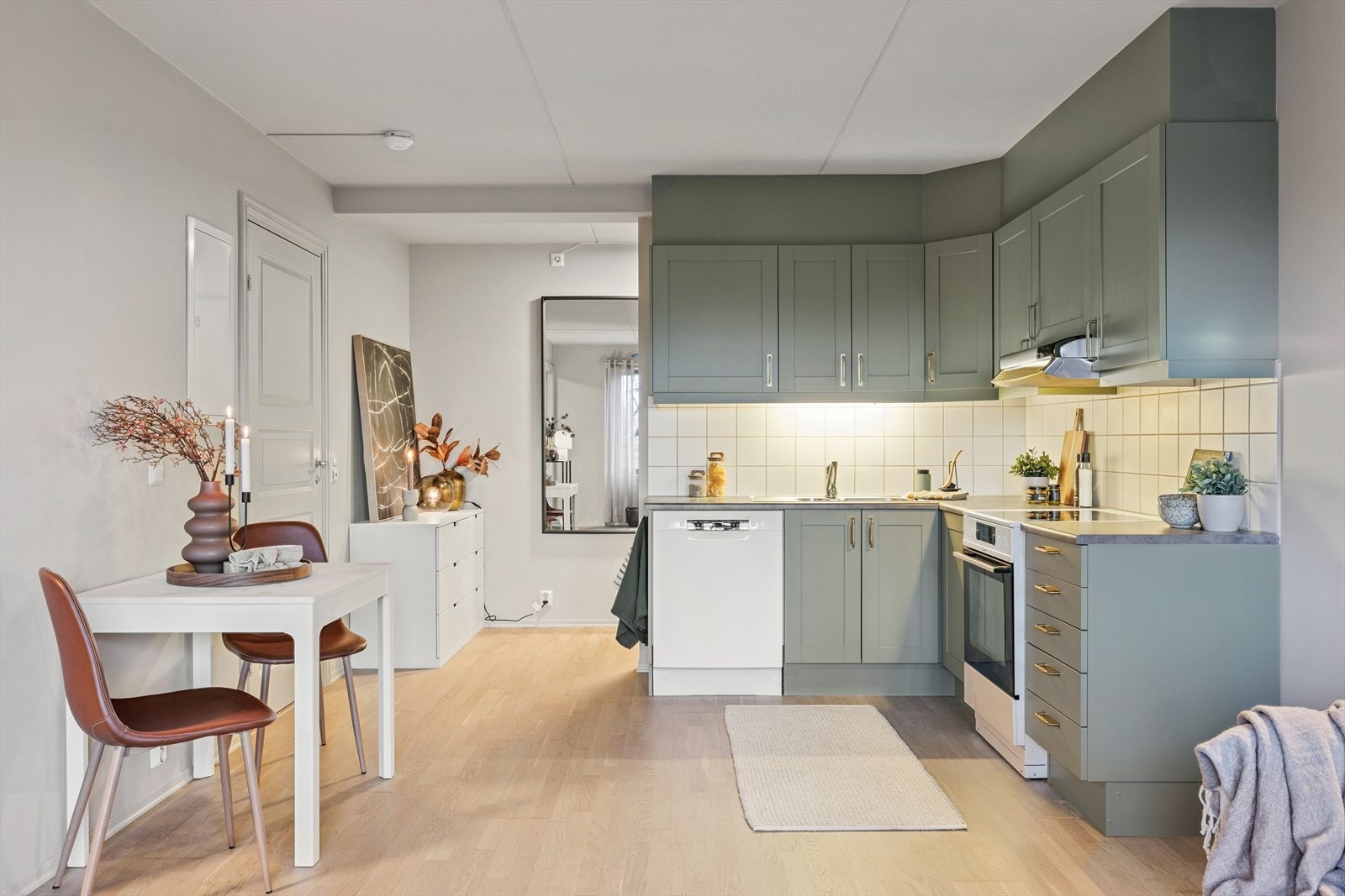 Pent og funksjonelt kjøkken fra 2008, nymalt i tidsriktig grønnfarge i 2025. Galleribilde