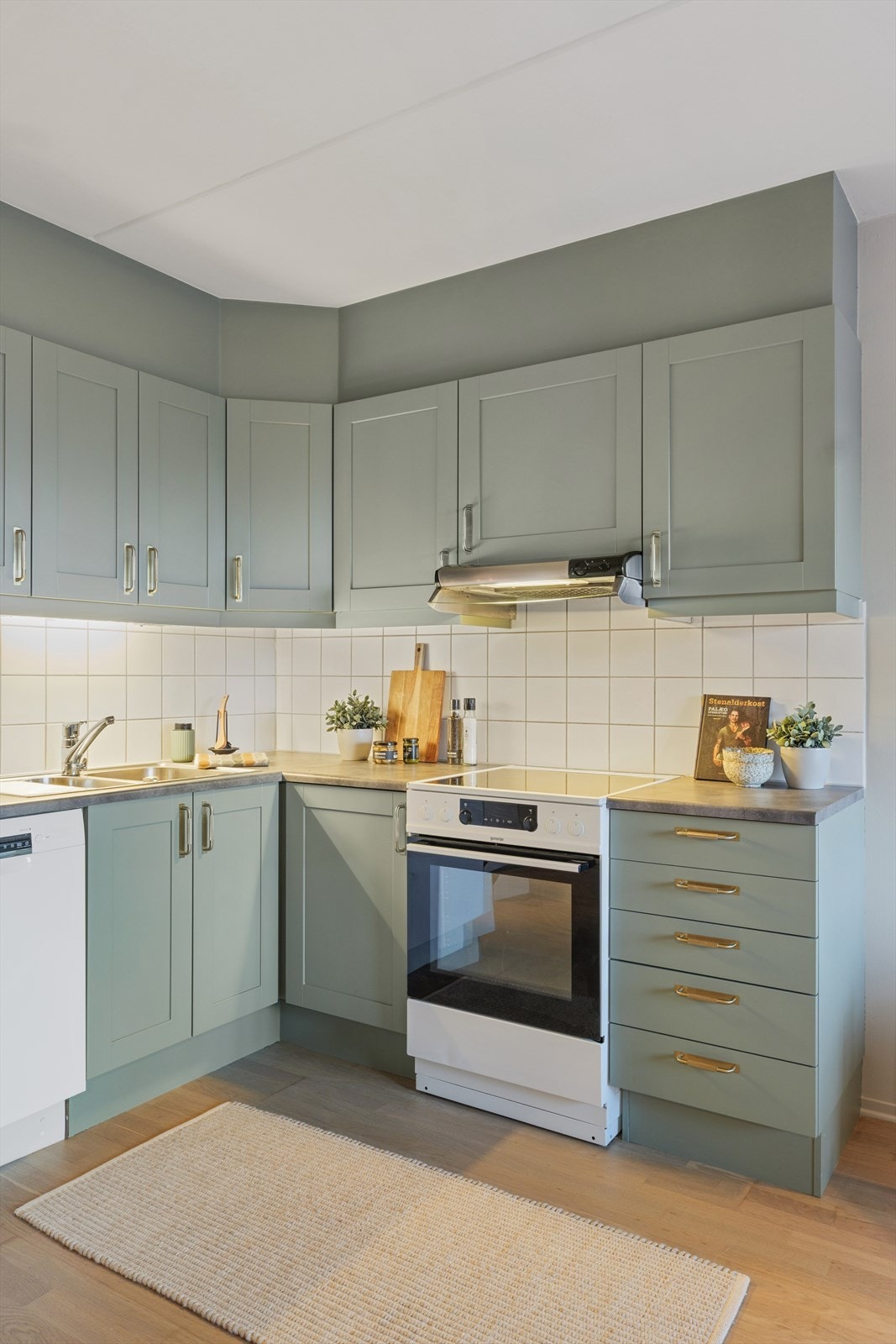 Kjøkken med Villavent ventilator, oppvaskmaskin og komfyr medfølger. Galleribilde