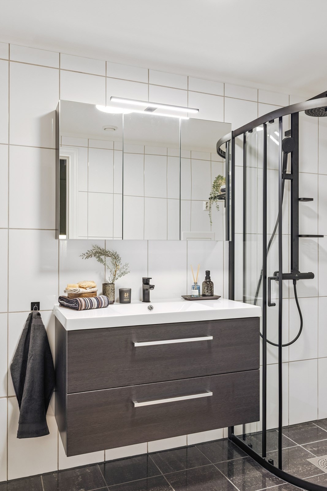 Lekkert kombinert bad og vaskerom. Galleribilde