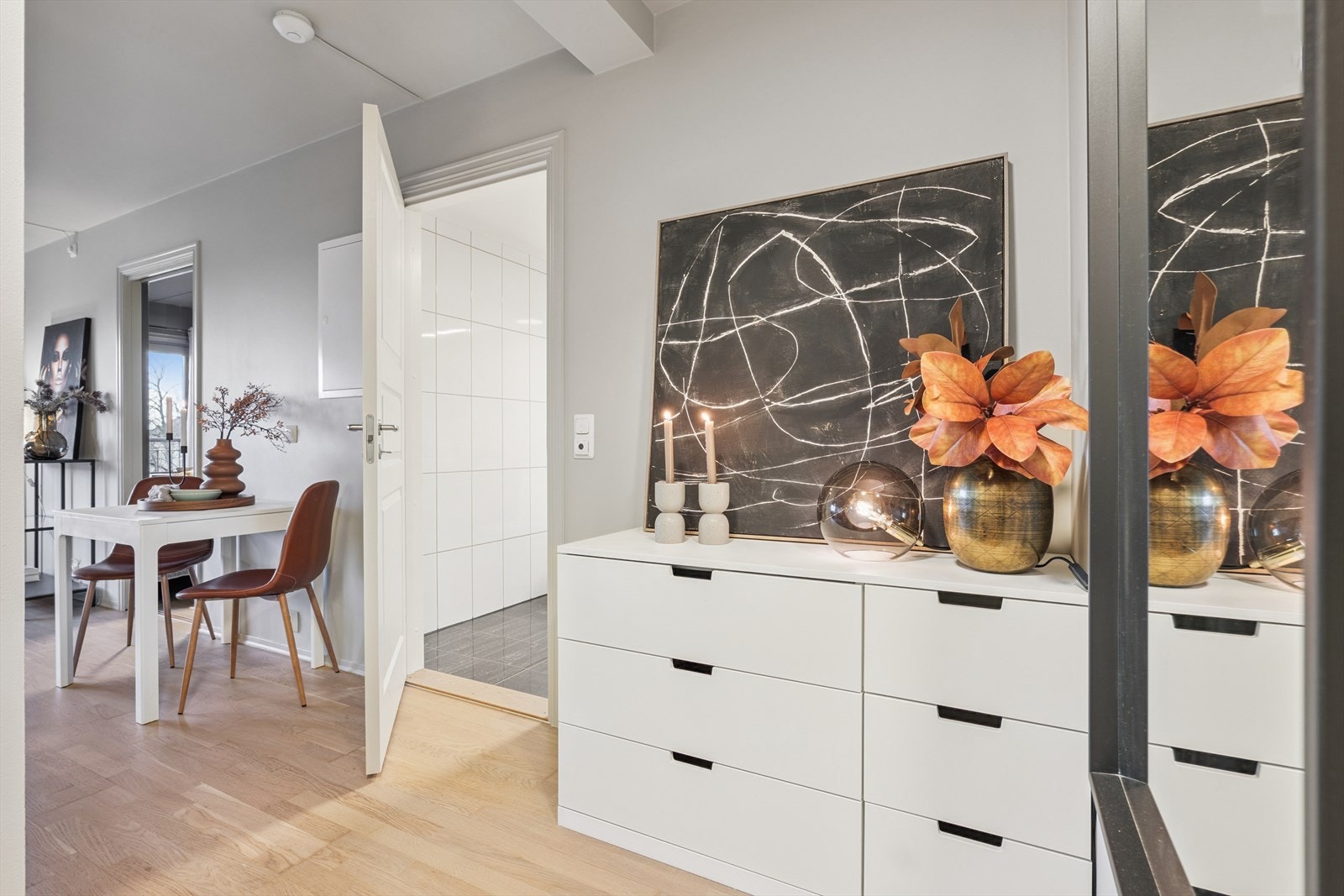 Entré med garderobeskap og kommode. Galleribilde