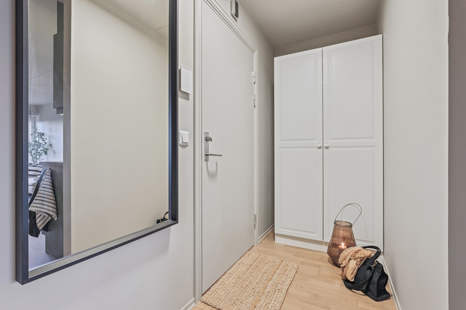 Entré med garderobeskap og kommode. Galleribilde