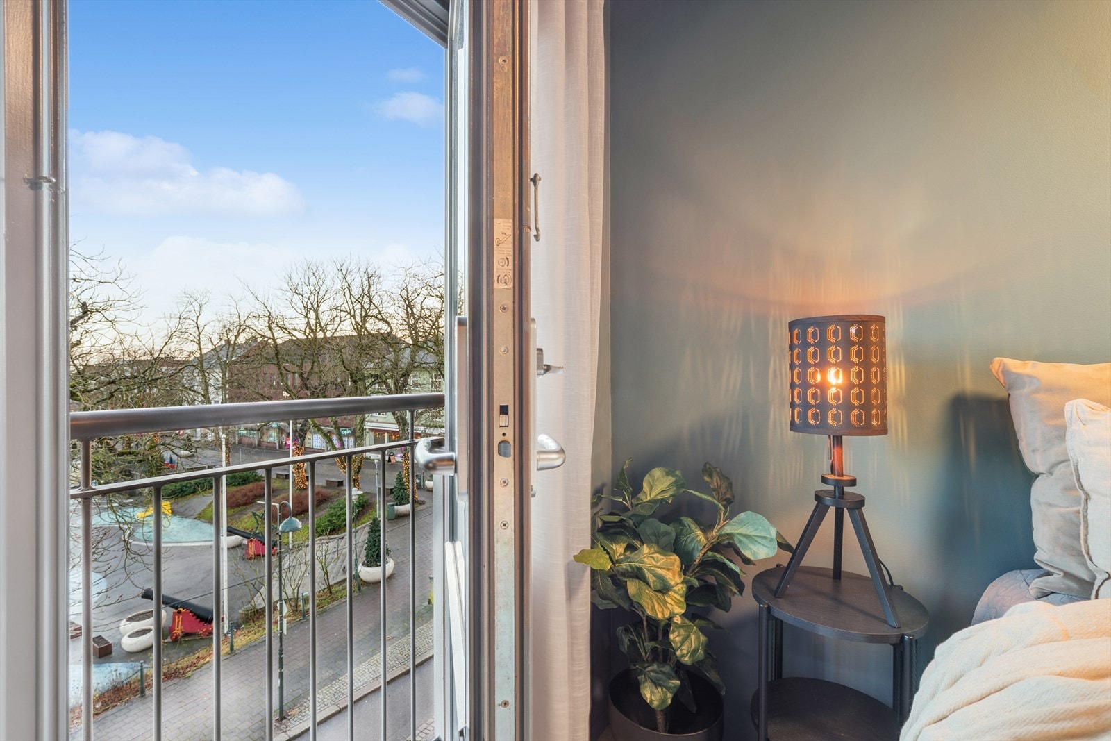 Fransk balkong hvor du kan åpne verandadør og nyte solstrålene på formiddagen. Galleribilde