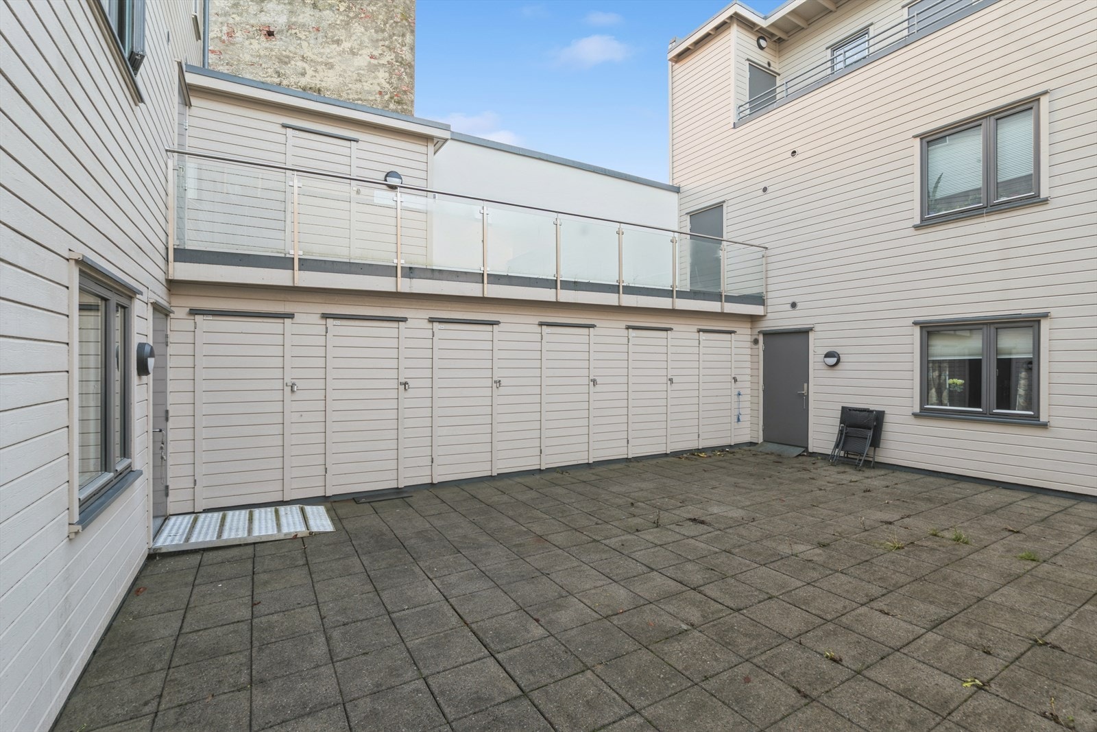 Borettslaget har en felles uteplass i 2. etasje i atriet mellom bygg A og B. Galleribilde