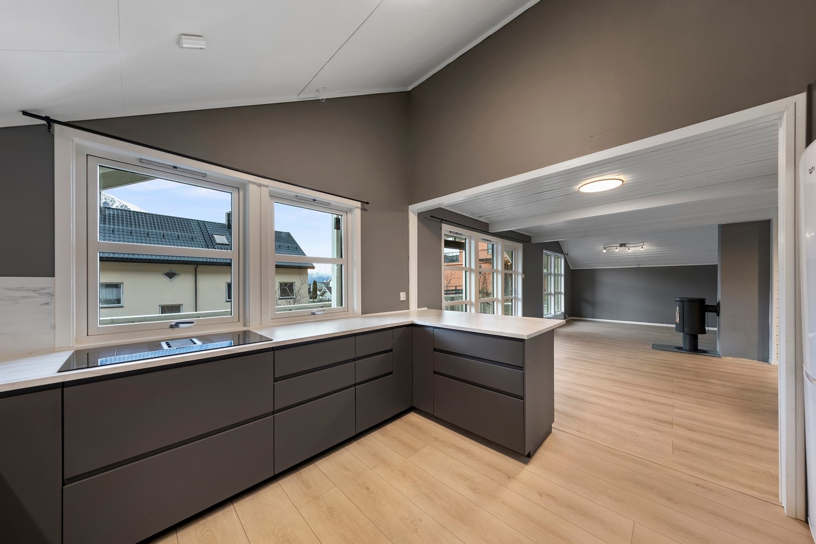 Kjøkken og stue i åpen løsning Galleribilde