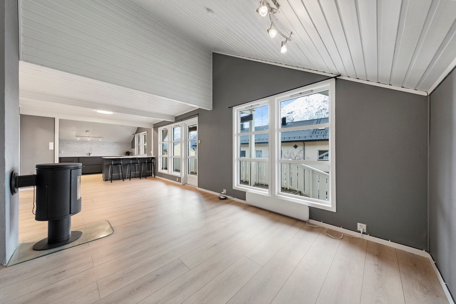 Stue med vedovn Galleribilde